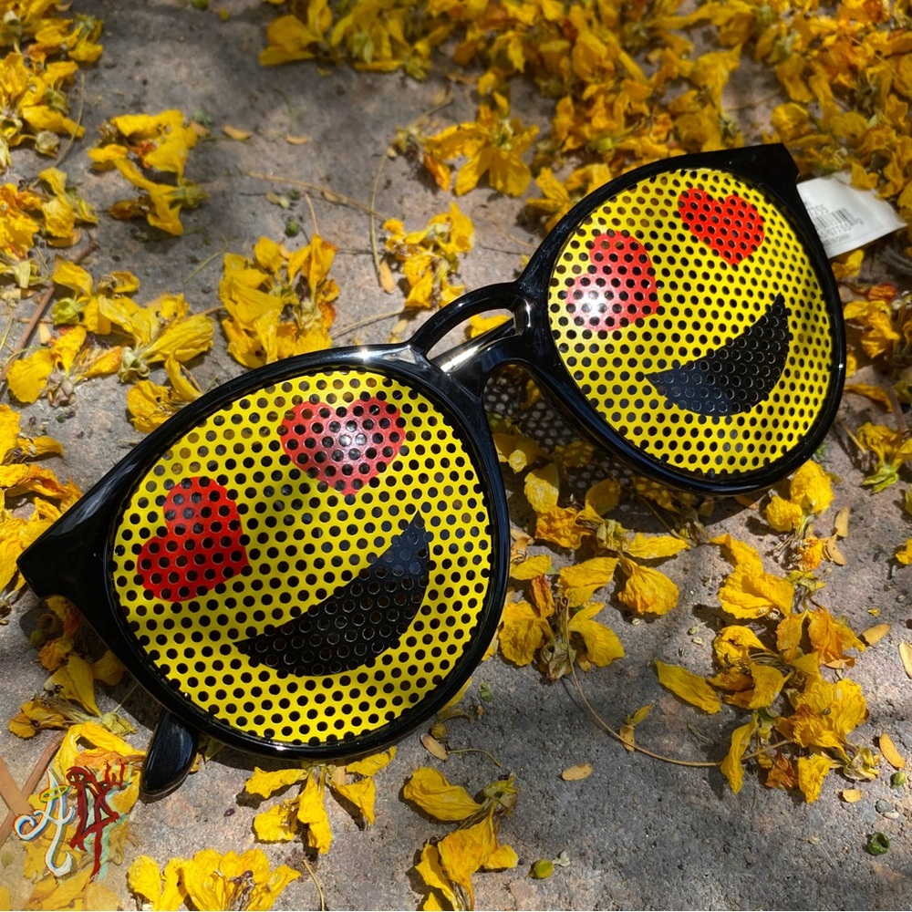 Heart eye emoji sunglasses 😍 - Picture 2 of 6